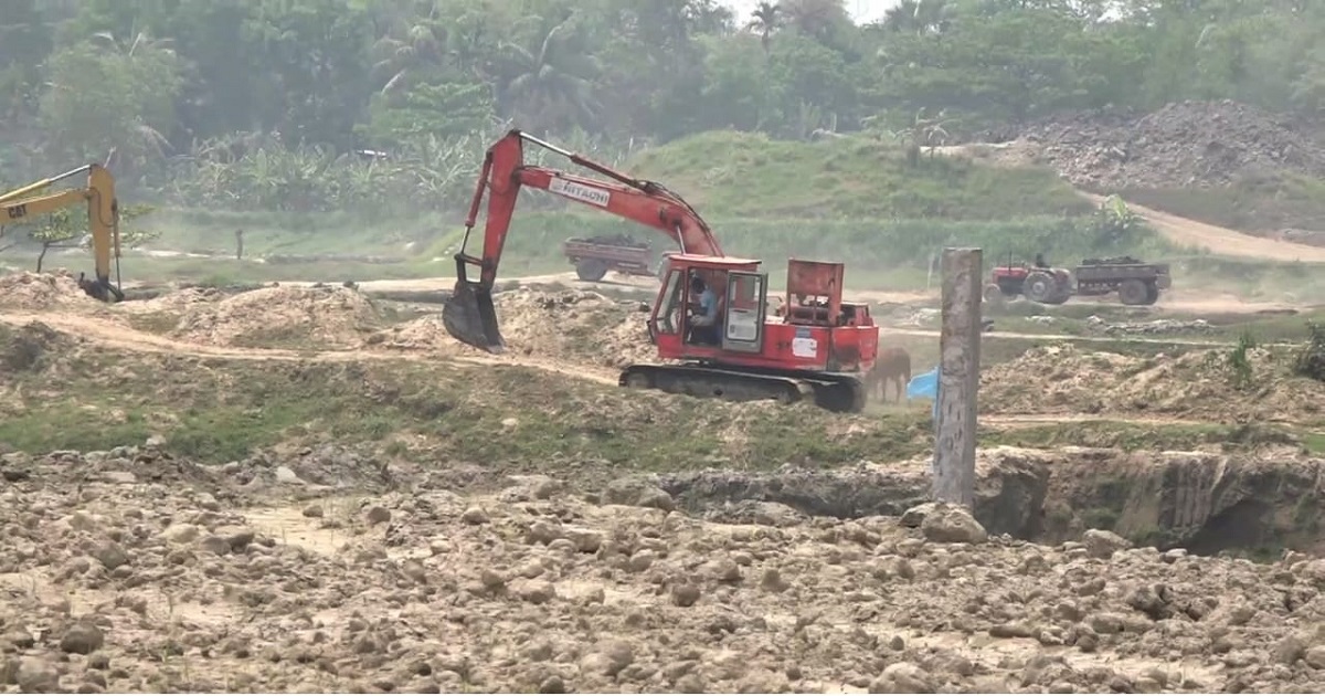 নরসিংদীর পলাশে কৃষি জমিতে ইট ভাটা