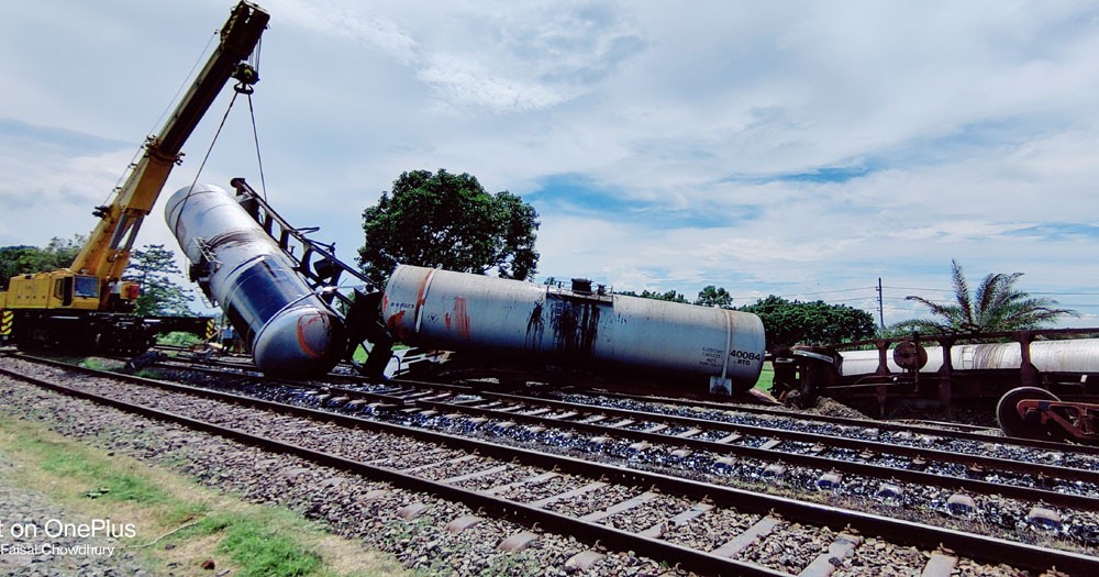 কুষ্টিয়ায় উল্টে গেল তেলবাহী  তিনটি ওয়াগন