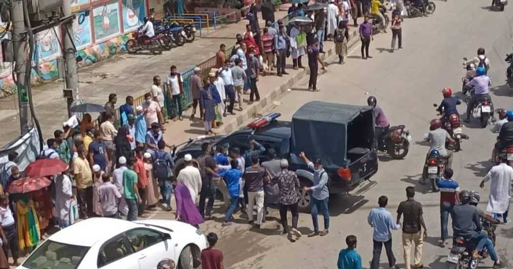 তেলের মূল্যবৃদ্ধির প্রতিবাদে রাজধানীতে বিক্ষোভ, পুলিশের গাড়ি ভাঙচুর