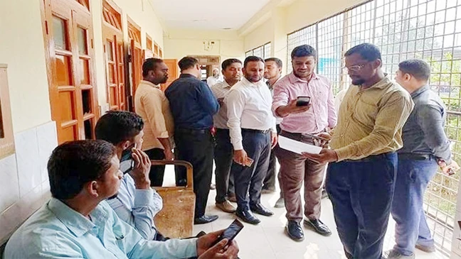 Yalangoch Anita Tsoyning fotosuratlariga qarang