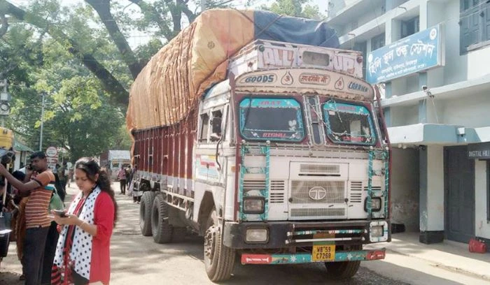 ভারতীয় ব্যবসায়ীদের সিদ্ধান্তে হিলি বন্দর দিয়ে অনির্দিষ্টকালের জন্য  আমদানি-রপ্তানি বন্ধ