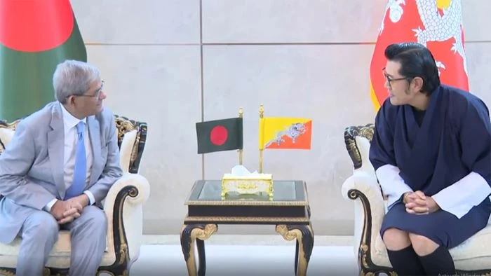 ঢাকায় ভুটানের রাজার সংক্ষিপ্ত বিরতি, বিমানবন্দরে অভ্যর্থনা জানালেন রাষ্ট্রপতি